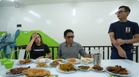 Selain itu Andre juga memesan banyak makanan, dari sate ati, ayam goreng, ayam bakar sampai ikan bakar. Foto: YouTube TAULANY TV