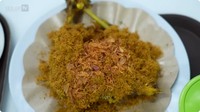 Ayam goreng serundeng ini bikin Andre jatuh hati. Ditambah dengan nasi pedas yang jadi andalan di warung makan ini. Foto: YouTube TAULANY TV