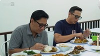 Setelah puas makan-makan, tentunya Andre juga mengajak Ussy dan Andhika berbincang santai. Foto: YouTube TAULANY TV