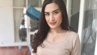 Angbeen Rishi mengaku kurusan karena diet alami. Memang yang paling manjur itu diet alami ya bun. YTTA, tulisnya. (Foto: dok Instagram angbeenrishi)