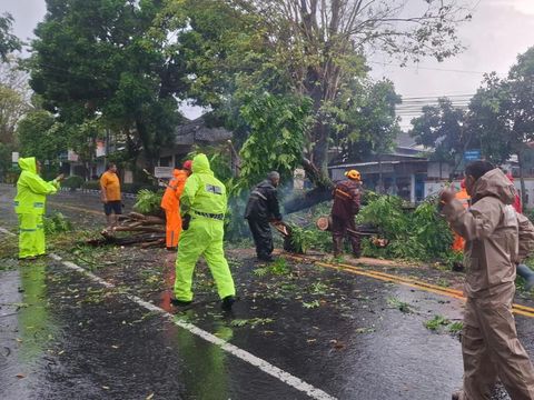 Anggota Polres Boyolali terjun ke lokasi untuk menangani dampak hujan angin di Boyolali Kota, Senin (29/9/2025).