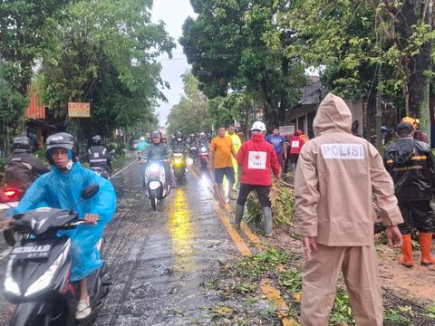 Anggota Polres Boyolali terjun ke lokasi untuk menangani dampak hujan angin di Boyolali Kota, Senin (29/9/2025).