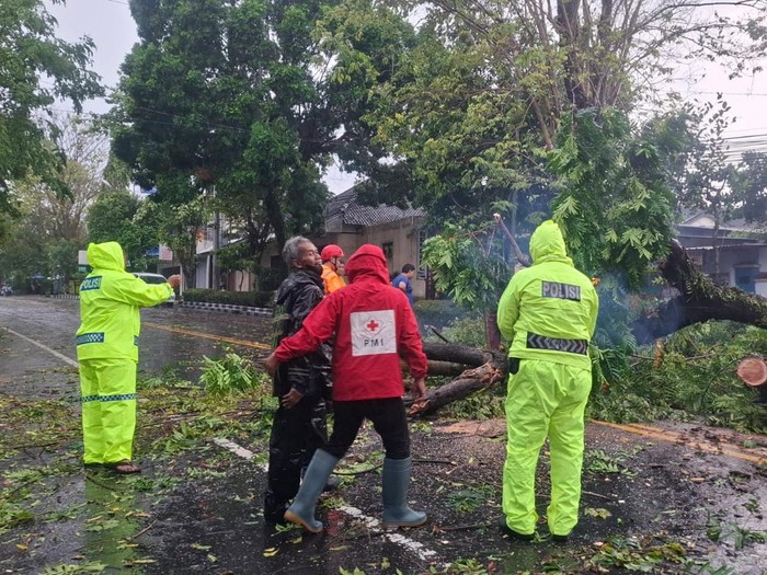 Anggota Polres Boyolali terjun ke lokasi untuk menangani dampak hujan angin di Boyolali Kota, Senin (29/9/2025).