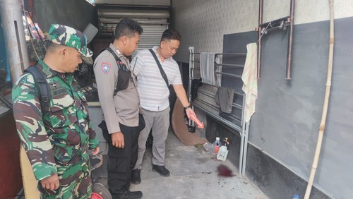 Aparat melakukan olah TKP penganiayaan pria di Banjar Sinjuana, Desa Beraban, Kecamatan Kediri, Tabanan, yang dihantam kapak saat hendak beri pinjaman uang kepada kenalan. (Istimewa)