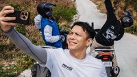 Dalam kesempatan itu, Ariel NOAH juga menjelaskan soal riders. Kita ribet di masalah sound system, karena kebutuhan kita pengin kedengarannya bagus, jadi bikin ribet di situ. Riders ganti-ganti, ada zamannya lagi butuh madu buat energi, katanya. (Foto: dok Instagram arielnoah)