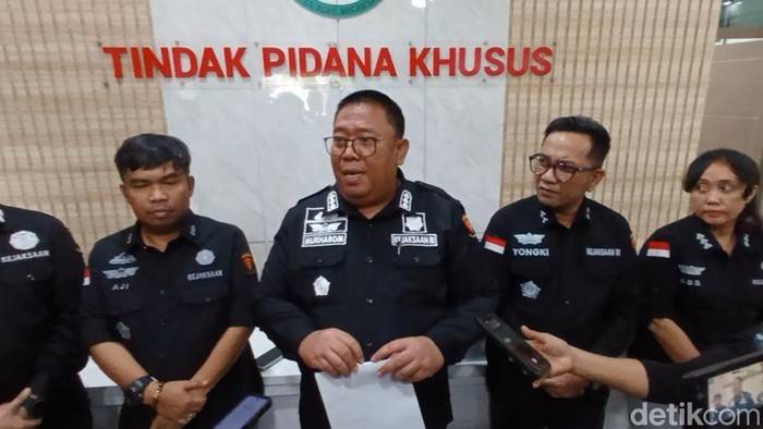 Aspidsus Kejati Kepri, Mukharom saat memberikan keterangan terkait kasus korupsi PNBP