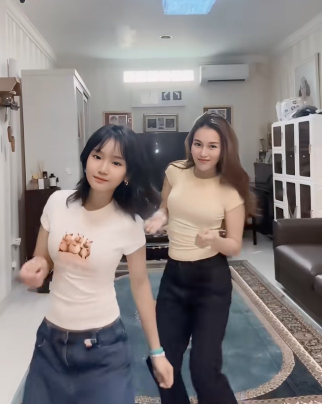 Ayu dan putrinya kerap membagikan kebersamaan mereka ke media sosial. Keduanya begitu kompak kala memamerkan kemampuan menari mereka. Foto: Instagram/TikTok/Ayu Ting Ting