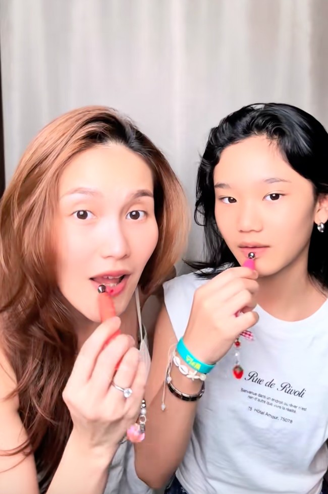 Tak hanya joget, Ayu dan putrinya juga kerap tampil cantik bareng. Salah satunya saat mereka mencoba lipstik bersama lalu berjoget di depan kamera. Foto: Instagram/TikTok/Ayu Ting Ting