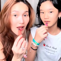 Tak hanya joget, Ayu dan putrinya juga kerap tampil cantik bareng. Salah satunya saat mereka mencoba lipstik bersama lalu berjoget di depan kamera. Foto: Instagram/TikTok/Ayu Ting Ting