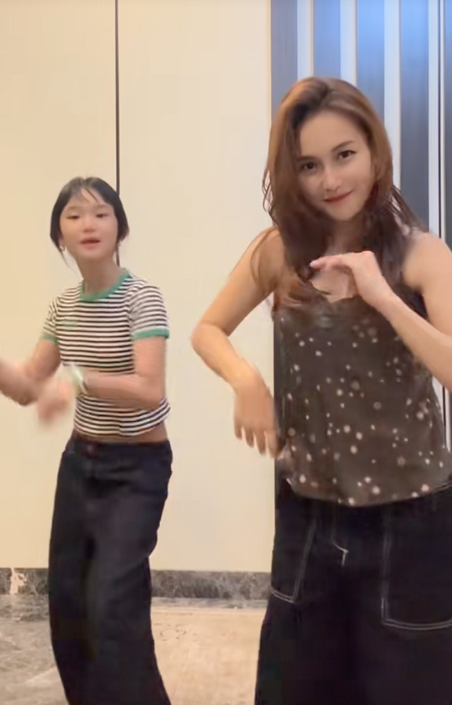 Dengan gaya kasual berupa kaos garis dan tank top, keduanya terlihat enjoy saat berjoget. Chemistry ibu dan anak ini begitu terlihat dari senyuman mereka. Foto: Instagram/TikTok/Ayu Ting Ting