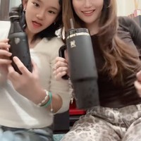 Ayu dan Bilqis juga sering tampil lucu dengan gaya kembar, seperti saat mereka memegang tumbler hitam. Lahir pada 28 Desember 2013, saat ini Bilqis diketahui berusia 11 tahun. Foto: Instagram/TikTok/Ayu Ting Ting