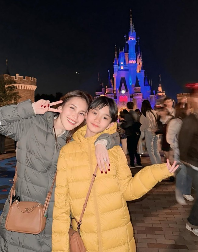 Potret keduanya saat liburan ke luar negeri juga jadi sorotan. Ayu dan Bilqis tampil kompak dengan jaket tebal, terlihat seperti bestie. Foto: Instagram/TikTok/Ayu Ting Ting