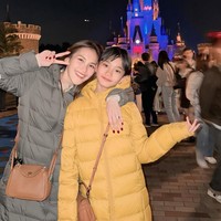 Potret keduanya saat liburan ke luar negeri juga jadi sorotan. Ayu dan Bilqis tampil kompak dengan jaket tebal, terlihat seperti bestie. Foto: Instagram/TikTok/Ayu Ting Ting