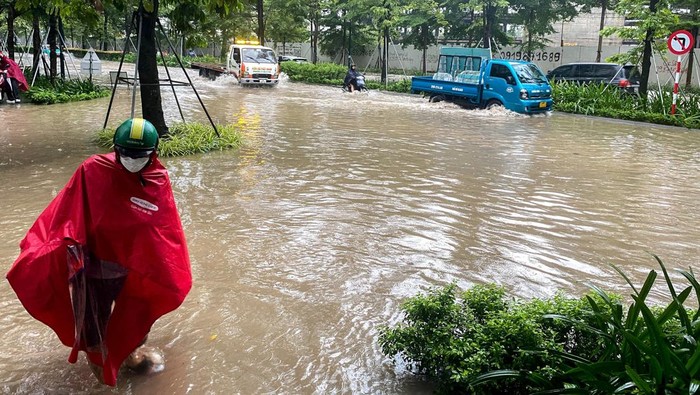 Banjir melanda Provinsi Nghe An, Vietnam, setelah Topan Bualoi menerjang kawasan tersebut pada Selasa (30/9/2025). Hujan deras disertai angin kencang mengakibatkan sejumlah pemukiman terendam, memaksa warga menyelamatkan diri serta mengevakuasi barang-barang berharga mereka. REUTERS/Thinh Nguyen