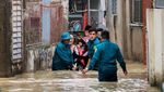 Banjir Rendam Nghe An, Warga Vietnam Evakuasi Kendaraan dan Barang