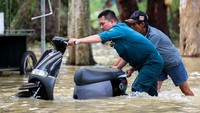 Kondisi banjir menimbulkan kepanikan, namun aparat bersama tim penyelamat terus melakukan evakuasi dan memberikan bantuan darurat. REUTERS/Thinh Nguyen