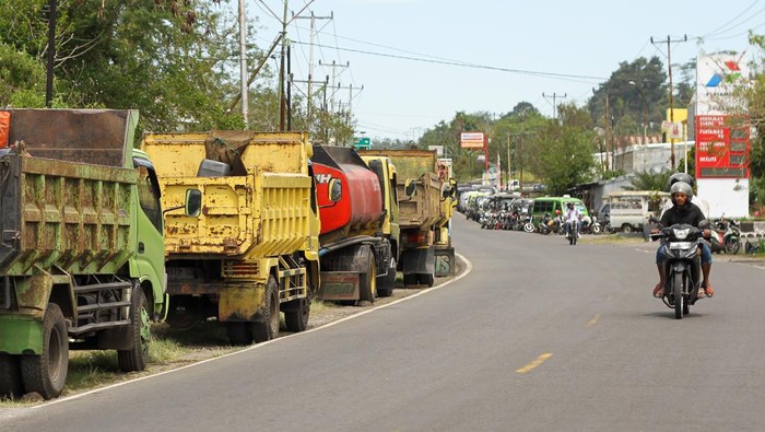 Sejumlah truk terparkir saat terjadi antrean pembelian bahan bakar minyak (BBM) di salah satu SPBU, Kabupaten Ngada, NTT, Selasa (30/9/2025). Sejumlah SPBU di Kabupaten Ngada mengalami kelangkaan BBM sejak satu bulan terakhir sehingga warga terpaksa antre 2 hingga 3 hari bahkan bermalam di SBPU guna memperolah BBM. ANTARA FOTO/Mega Tokan/sgd/bar