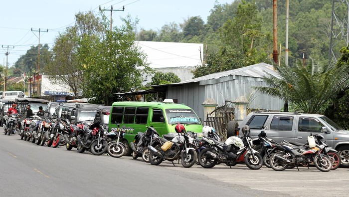 Sejumlah truk terparkir saat terjadi antrean pembelian bahan bakar minyak (BBM) di salah satu SPBU, Kabupaten Ngada, NTT, Selasa (30/9/2025). Sejumlah SPBU di Kabupaten Ngada mengalami kelangkaan BBM sejak satu bulan terakhir sehingga warga terpaksa antre 2 hingga 3 hari bahkan bermalam di SBPU guna memperolah BBM. ANTARA FOTO/Mega Tokan/sgd/bar