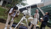 Selain pameran, pengunjung dapat merasakan mengamati matahari lewat teropong yang disediakan tim Planetarium.