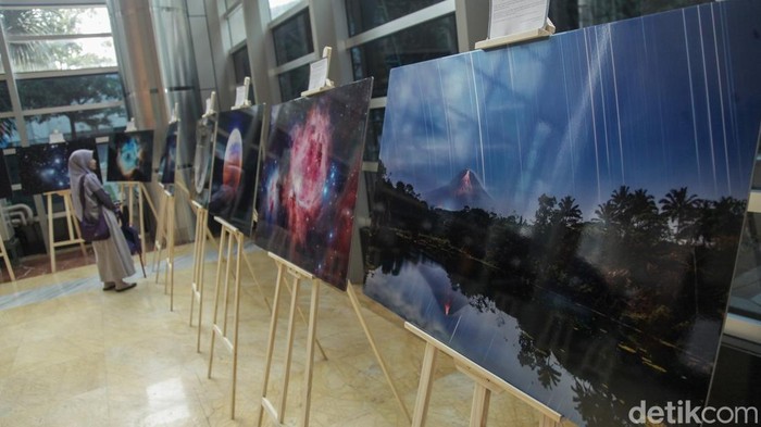 Pengunjung melihat pameran astrofotografi dalam acara Pekan Astronomi Jakarta di Teater Kecil Taman Ismail Marzuki, Jakarta, Selasa (30/9/2025).
