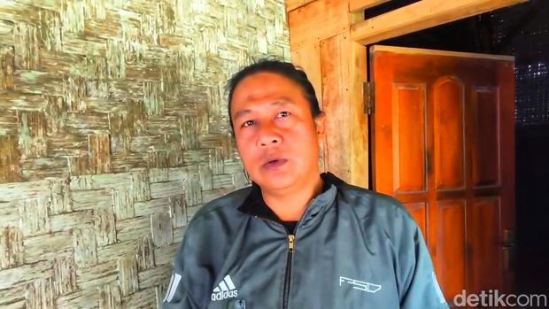 Bung Awing, pria berambut gondrong yang membantu kepulangan Saodah ke tanah air