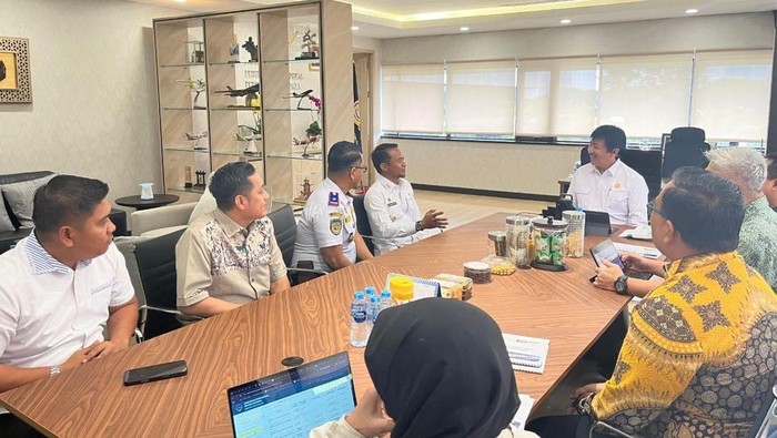 Bupati Bone Andi Asman Sulaiman saat audiens di Kemenhub bahas perpanjangan runway. Dokumen Istimewa