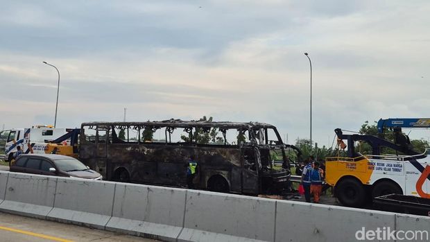 Bus Berlian Jaya terbakar di Tol Kendal, Selasa (30/9/2025).