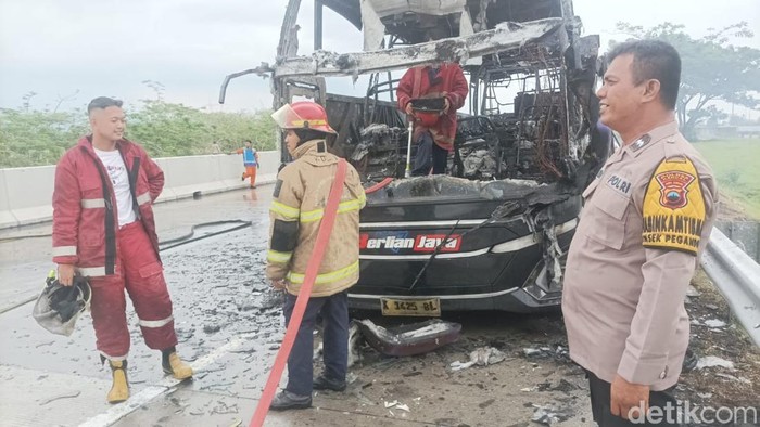 Bus Berlian Jaya terbakar di Tol Kendal, Selasa (30/9/2025).