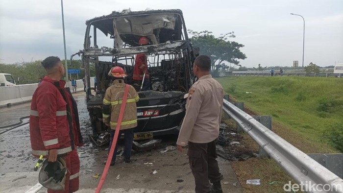 Bus Berlian Jaya terbakar di Tol Kendal, Selasa (30/9/2025).