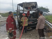 Terbakarnya Bus Berlian Jaya Usai Pecah Ban di Tol Kendal