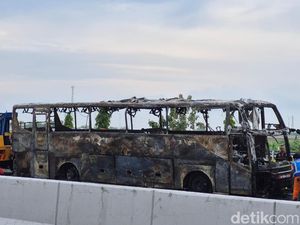 Bus Berlian Jaya Ludes Terbakar di Tol Kendal