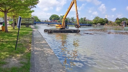 BWS Bali-Penida melaksanakan pengerukan di Waduk Muara Nusa Dua yang merupakan muara Tukad Badung, Selasa (30/9/2025). (Dok. Pemkot Denpasar)