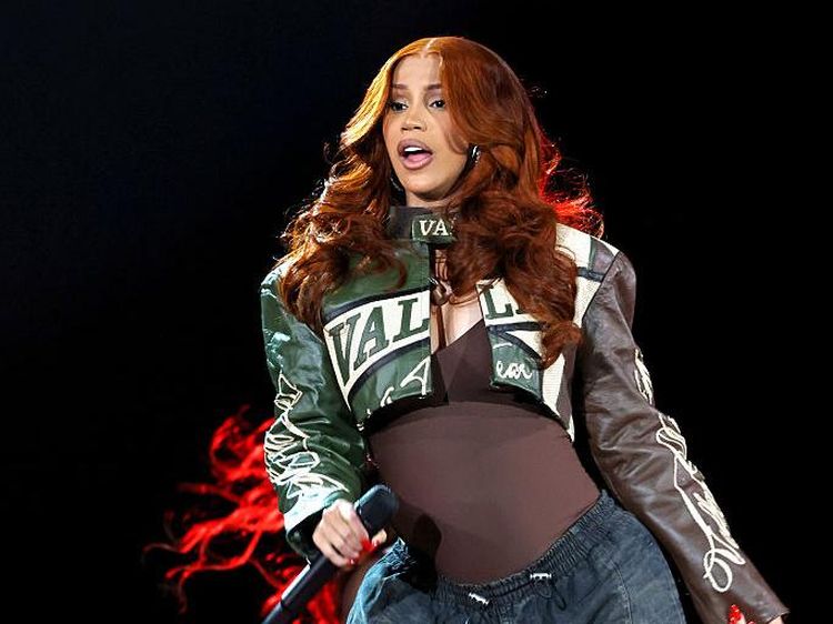 7 Gaya Slay Cardi B Manggung di Global Citizen Festival 2025 saat Hamil Besar