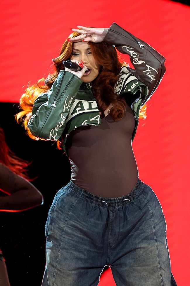 Rambut merah menyala yang ditata panjang bergelombang mempertegas aura fierce dirinya. Foto: Getty Images for Global Citizen/Kevin Mazur