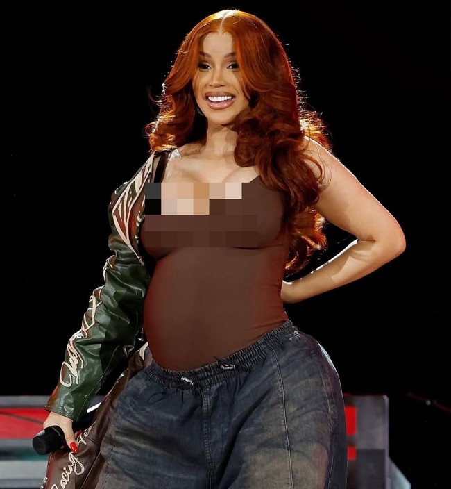 Meski perut hamil besarnya terlihat jelas, Cardi B tampil dengan gaya yang berani. Ia membuka set dengan lagu ‘Outside’ dari album terbarunya Am I the Drama? (ErrTime Edition) yang baru saja rilis pekan ini. Foto: Instagram/@iamcardib