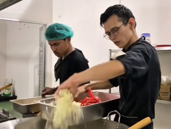 Mengintip Kegiatan Chef Dapur MBG Masak Ribuan Makanan dalam Sehari
