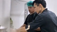Chef Kumink dulunya juga pernah bertugas di dapur hotel berbintang. Ia tak pelit ilmu untuk mengajarkan timnya memasak pada program MBG. Foto: TIkTok/chep_kumink