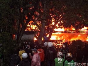Demo Penuh Api di Jabar