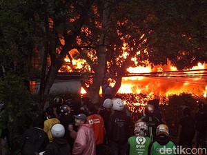 Demo Penuh Api di Jabar