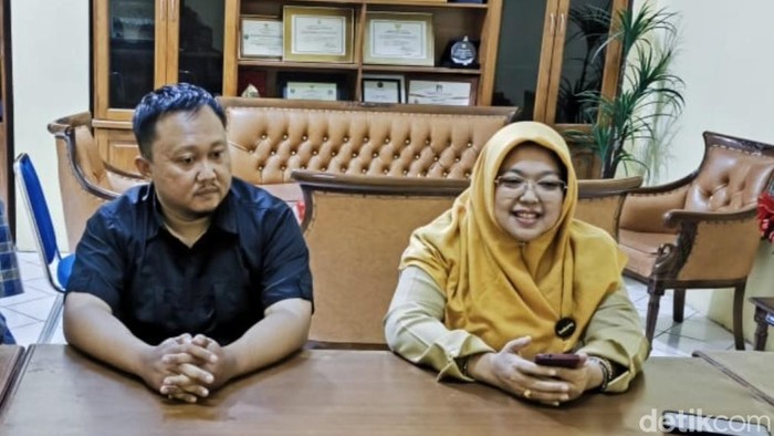 Direktur RSUD Kalisari Batang Any Rusydiani memberikan keterangan soal selang yang tertinggal di saluran kencing pasien.