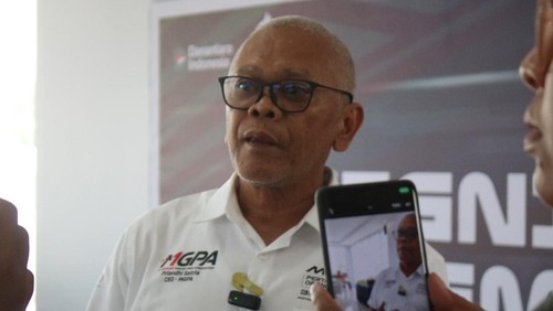 Direktur Utama MGPA, Priandhi Satria, memberikan keterangan kepada awak media di Sirkuit Mandalika, Selasa (30/9/2025). (Edi Suryansyah/detikBali)