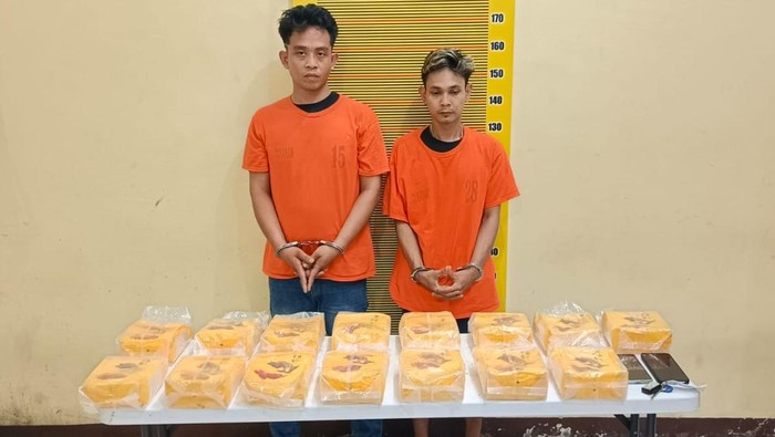 Ditresnarkoba Polda Sumatera Utara (Sumut) menggagalkan pengiriman sabu seberat 15 kilogram di Jalan Lintas Aek Nabara, Labuhan Baru, Sumatera Utara.