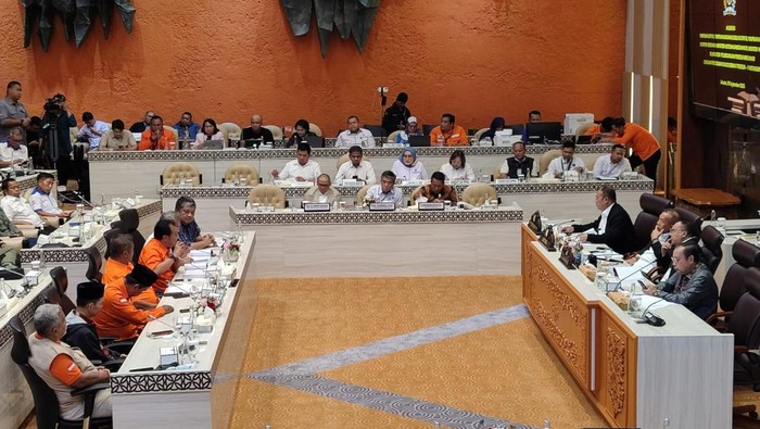 DPR & Tiga Menteri Prabowo Terima Draft Prinsip Pokok UU Ketenagakerjaan dari Buruh
