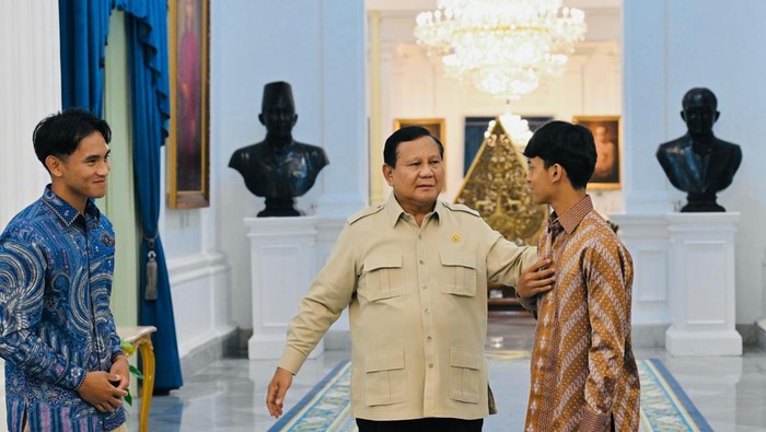 Dua pembalap muda RI Mario Aji dan Veda Ega Pratama bertemu dengan Presiden Prabowo (Foto: Laily Rachev - Biro Pers Sekretariat Presiden)