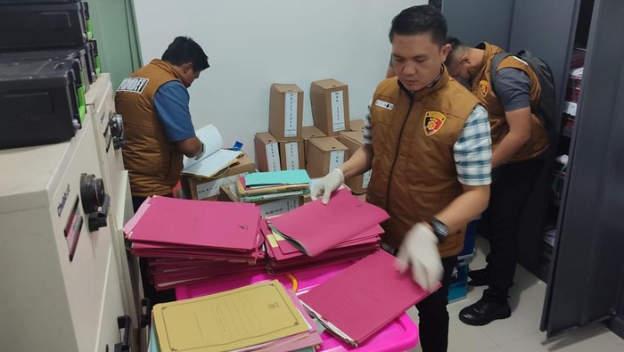 Polisi saat mengeledah bank di Bengkulu terkait dugaan penyaluran KMK