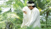 Renny Rachmawaty juga mengucapkan terima kasih kepada teman-teman dan netizen atas doanya dengan Dzawin Nur. Terima kasih teman-teman atas ucapan doa juga menitipkan cinta dan restu, semoga kebahagiaan yang sama selalu menyertai langkah kalian juga ya, tulisnya. (Foto: dok Instagram renneypaus)