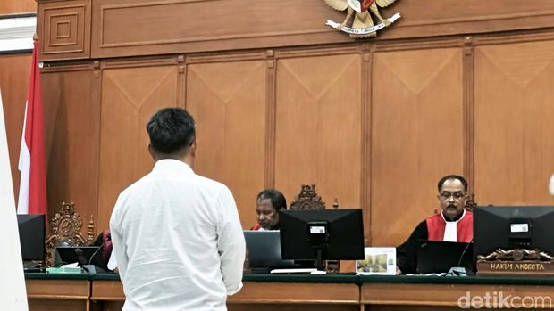 Eks Kadinsos Makassar Mukhtar Tahir saat menjalani sidang putusan kasus korupsi dana bansos COVID-19 di PN Makassar. Andi Sitti Nurfaisah/detikSulsel