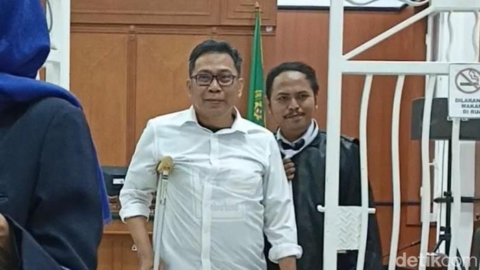 Eks Kadinsos Makassar Mukhtar Tahir saat menjalani sidang putusan kasus korupsi dana bansos COVID-19 di PN Makassar. Andi Sitti Nurfaisah/detikSulsel