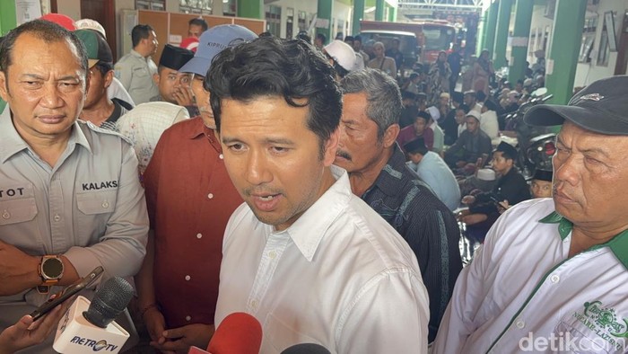 Emil Dardak di lokasi ambruknya ponpes di Sidoarjo