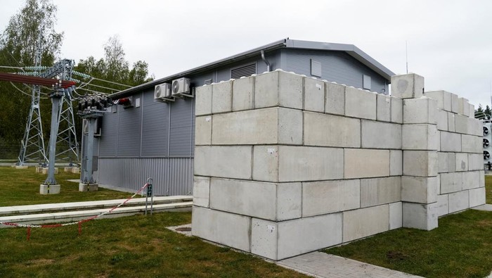 Eropa Timur Siapkan Pertahanan Energi di Tengah Bayang-Bayang Serangan Rusia Concrete blocks are installed at Lithuanian power grid operator Litgrid's substation in Nemencine, Lithuania, September 29, 2025. REUTERS/Janis Laizans
